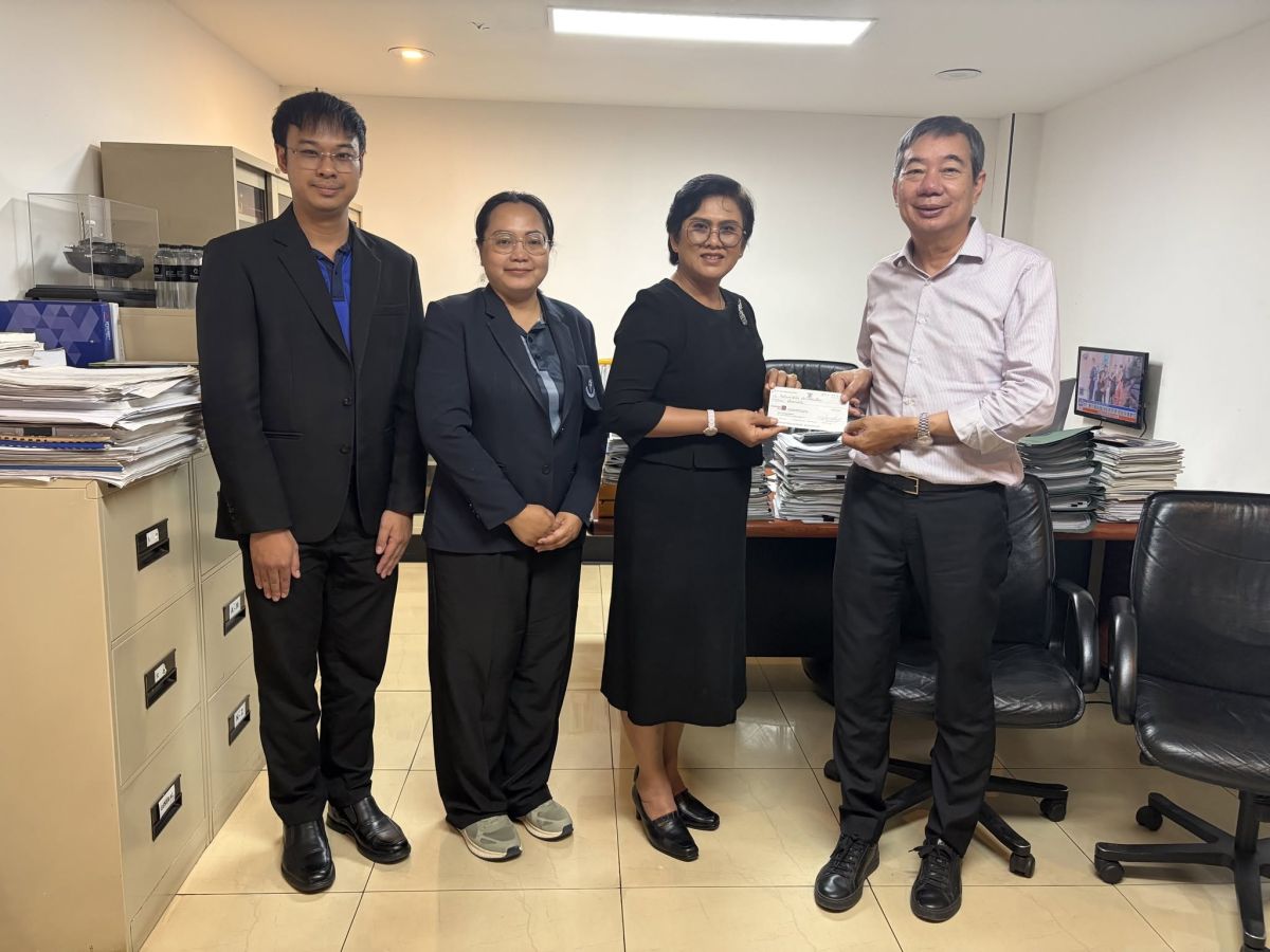  รับมอบทุนการศึกษานักเรียนจากกองทุนทอมสัน จำนวน 100,000 บาท - โรงเรียนพร้านีลวัชระ
