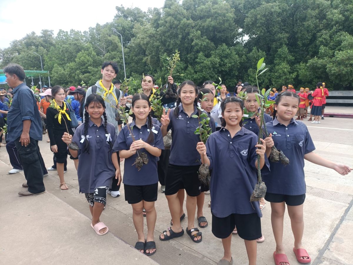 ร่วมกิจกรรมปลูกป่าชายเลนเฉลิมพระเกียรติฯ 2569 - โรงเรียนพร้านีลวัชระ